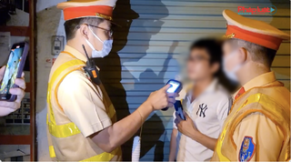 Chống đối kiểm tra nồng độ cồn, tài xế livestream gây bức xúc giữa đêm ở Hà Nội