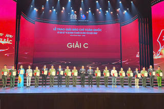 Báo Pháp luật Việt Nam vinh dự nhận 2 giải C - Giải báo chí Toàn quốc 'Vì an ninh Tổ quốc và bình yên cuộc sống'
