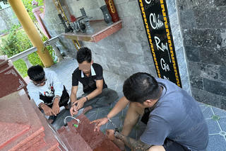 Bắt quả tang 3 đối tượng "đập đá" ngoài nghĩa trang
