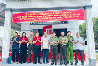 Bàn giao 2 căn nhà tình nghĩa cho hội viên Hội Cựu Công an nhân dân có hoàn cảnh khó khăn tại Cà Mau
