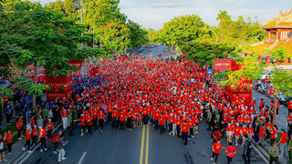 Hàng nghìn người dân TP Huế tham gia đi bộ “Cùng Việt Nam tiến bước”