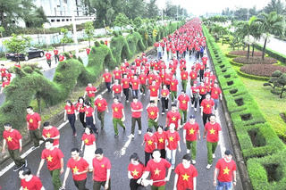 Khí thế sôi nổi từ hàng nghìn bước chân của Nhân dân và lực lượng vũ trang Quảng Trị