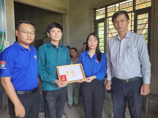Truy tặng, trao tặng huy hiệu Tuổi trẻ dũng cảm cho 2 đoàn viên cứu người đuối nước