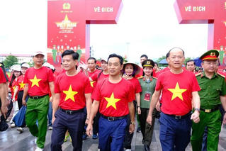 Người dân Hà Tĩnh háo hức tham gia chương trình "Cùng Việt Nam tiến bước"