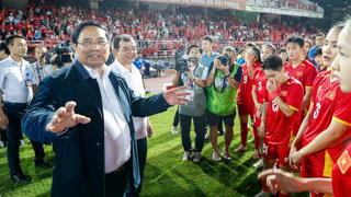 Thủ tướng Chính phủ Phạm Minh Chính động viên đội tuyển bóng đá nữ Việt Nam
