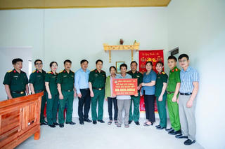 Công an phường Thục Phán (Cao Bằng) hỗ trợ xóa nhà tạm, nhà dột nát cho người dân
