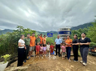 Công an Lào Cai mang nước sạch đến với trẻ em vùng cao Chống Chùa