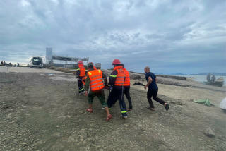 Quảng Ninh: Giông lốc bất ngờ làm lật bè khiến 2 người thiệt mạng trên biển