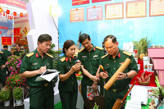 Sôi nổi Hội thi trưng bày và ảnh đẹp chào mừng Đại hội Đảng bộ Quân khu 5 lần thứ XI