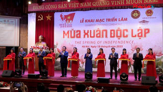 “Mùa xuân Độc lập”: Tình yêu Tổ Quốc qua nét vẽ sơn mài