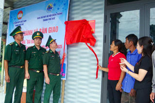 Bàn giao 4 nhà Đại đoàn kết cho hộ nghèo vùng biên giới