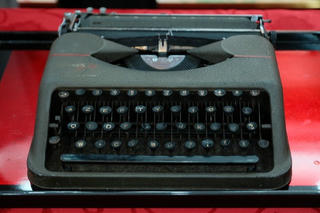 Tiếp nhận 2 hiện vật do người cận vệ từng phục vụ Bác Hồ trao tặng