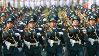 Nhiều trường ở Hà Nội cấp tốc chuyển hướng cho học sinh theo lệnh cấm đường phục vụ A80
