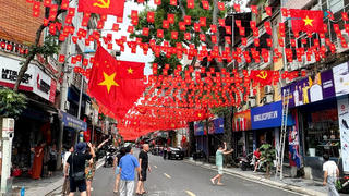 Sắc cờ Tổ quốc phủ kín Thủ đô