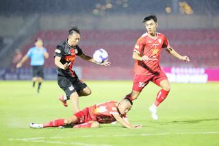 Vòng 3 V.League: Trận chiến vào ngày mưa