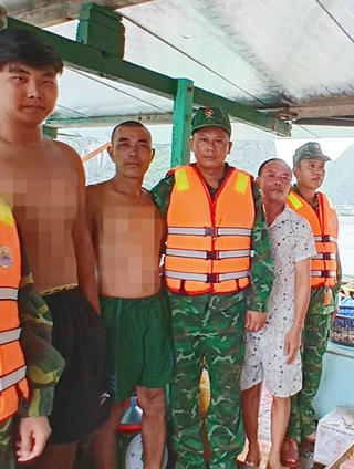 Cứu hộ tàu cá và 3 ngư dân gặp nạn trên biển Quảng Ninh