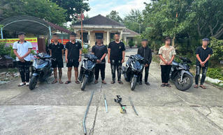 Nhóm thiếu niên ở Đà Nẵng mang hung khí đi tìm 'đối thủ', đánh nhầm người đi đường