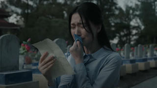 Hòa Minzy nghẹn ngào với “Nỗi đau giữa hòa bình”