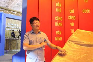 Thứ trưởng Nguyễn Thanh Tịnh kiểm tra tiến độ gian triển lãm của Bộ Tư pháp