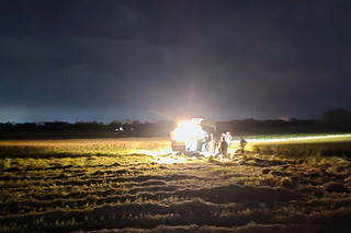 Nông dân Quảng Trị trắng đêm gặt lúa ‘chạy’ bão số 5