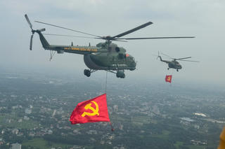 Xúc động khoảnh khắc kéo cờ Đảng, cờ Tổ quốc bay trên bầu trời Thủ đô Hà Nội