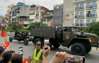 'Choáng' với dàn khí tài 'khủng' diễu phố Hà Nội