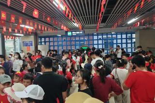 'Biển người' trú mưa tại Ga tàu điện Cát Linh - Hà Đông chờ xem tổng hợp luyện lần 2