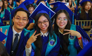 Trường Đại học Luật TP HCM trao bằng tốt nghiệp cho 1.594 tân cử nhân