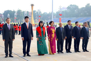 Đoàn đại biểu Bộ Tư pháp dâng hương tưởng niệm và báo công trước Anh linh Chủ tịch Hồ Chí Minh