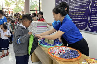 Côn Đảo tổ chức “Gian hàng 0 đồng” nâng bước em đến trường