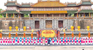 Huế tái hiện lễ Truyền lô tuyên dương học sinh đạt danh hiệu “Học sinh danh dự toàn trường"