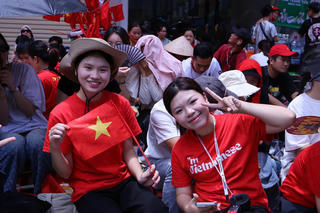 Giới trẻ dâng trào lòng yêu nước khi hoà vào biển người chờ xem tổng hợp luyện lần 2