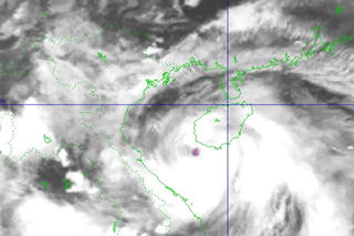 Bão giật cấp 17 cách Quảng Trị 270km