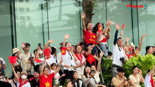 Hà Nội: Hàng vạn người dân đội mưa chờ đón tổng hợp luyện diễu binh, diễu hành A80