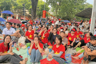 'Đội nắng, dầm mưa' tụ hội tại Quảng trường Ba Đình chờ xem tổng hợp luyện diễu binh lần 2