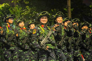 Những bước chân kiêu hãnh của các khối nữ trong buổi Tổng hợp luyện diễu binh, diễu hành lần hai