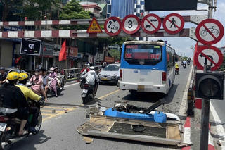 Lập biên bản xử phạt tài xế điều khiển xe khách đi lên cầu vượt Tây Sơn