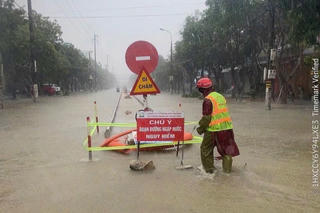 Cấm phương tiện đi vào vùng tâm bão số 5 từ Thanh Hóa đến Quảng Trị