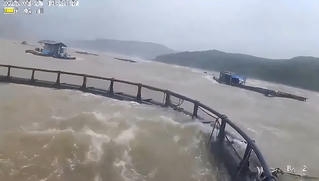 Sóng lớn đánh bật neo, nhiều lồng bè ở Hòn La trôi dạt trên biển