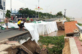 Đồng Tháp “cấp tốc” ứng phó sạt lở bờ sông Tiền 