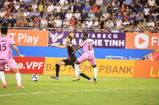 V.League: Những đối thủ yếu khiến các ông lớn ngã ngựa