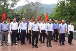 Bí thư Thành ủy TP. HCM Trần Lưu Quang viếng các Anh hùng liệt sĩ tại Côn Đảo