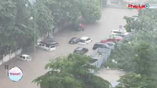 Hà Nội: Mưa lớn kéo dài, nhiều ô tô ngập sâu trong biển nước