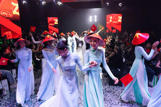 Hoa hậu Phương Linh và dàn Hoa hậu quốc tế trình diễn áo dài mừng lễ 2/9