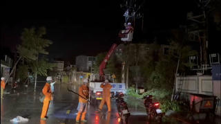 Thợ điện EVNNPC trắng đêm khôi phục lưới điện sau bão số 5