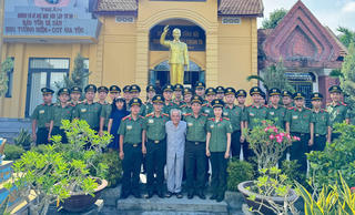 Công an Cửa khẩu Cảng hàng không quốc tế Cam Ranh dâng hương tại Khu tưởng niệm Chủ tịch Hồ Chí Minh