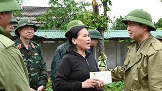 Phó Thủ tướng Trần Hồng Hà thăm hỏi, động viên người dân Hà Tĩnh sau bão số 5