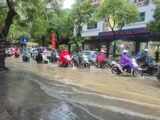 Hàng loạt tuyến đường Hà Nội “chìm trong biển nước” sáng 26/8