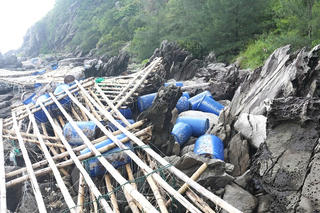 Chùm ảnh: Lồng bè cá tan hoang trên ghềnh đá sau bão số 5, cảnh tượng xót xa ở Quảng Trị