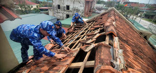 Bộ Tư lệnh Vùng Cảnh sát biển 1 sát cánh cùng Nhân dân Hà Tĩnh khắc phục hậu quả bão số 5